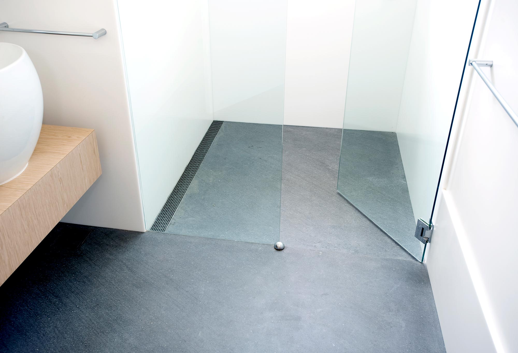 How to Select a Shower Tray for a Wet Room: Factors to Consider